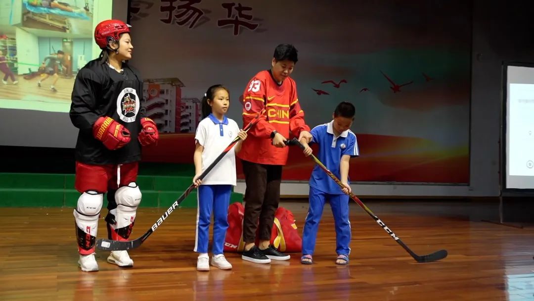 女冰运动员进校园公益活动