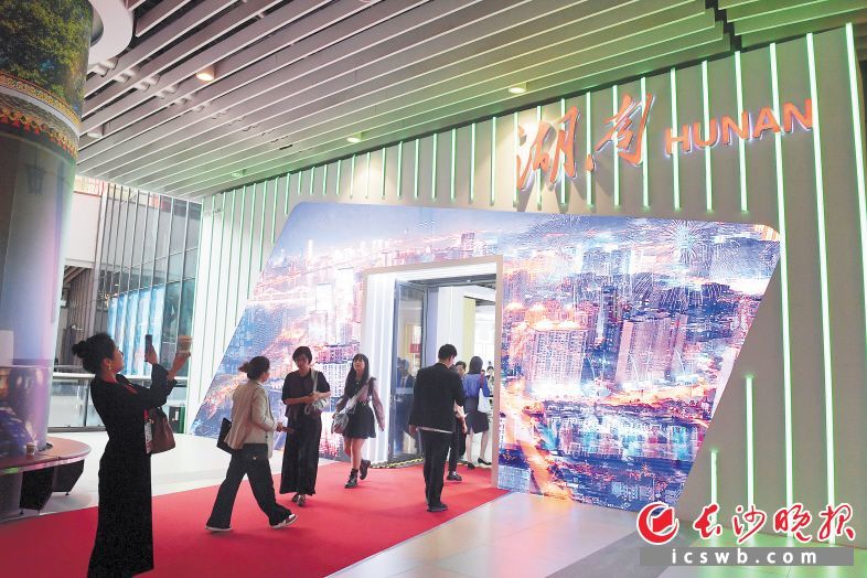 在第七届中国国际进口博览会上，颇具湖湘特色的湖南馆非常吸睛。长沙晚报全媒体记者 王志伟 摄
