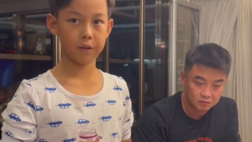 王皓大儿子11岁生日，小儿子入镜！妻子晒庆生视频，场面温馨感人封面图
