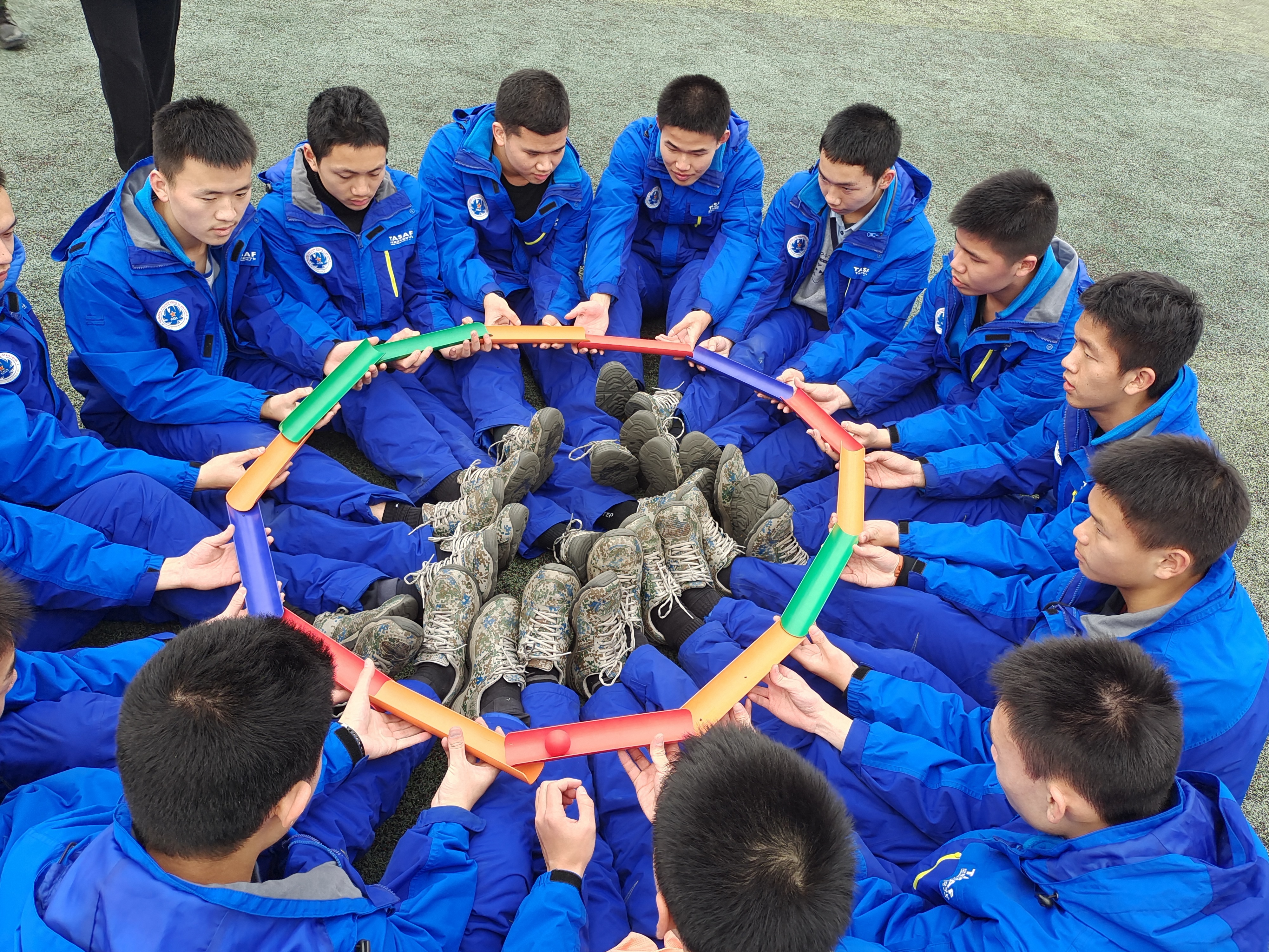 航空实验班学员在开展团建活动。