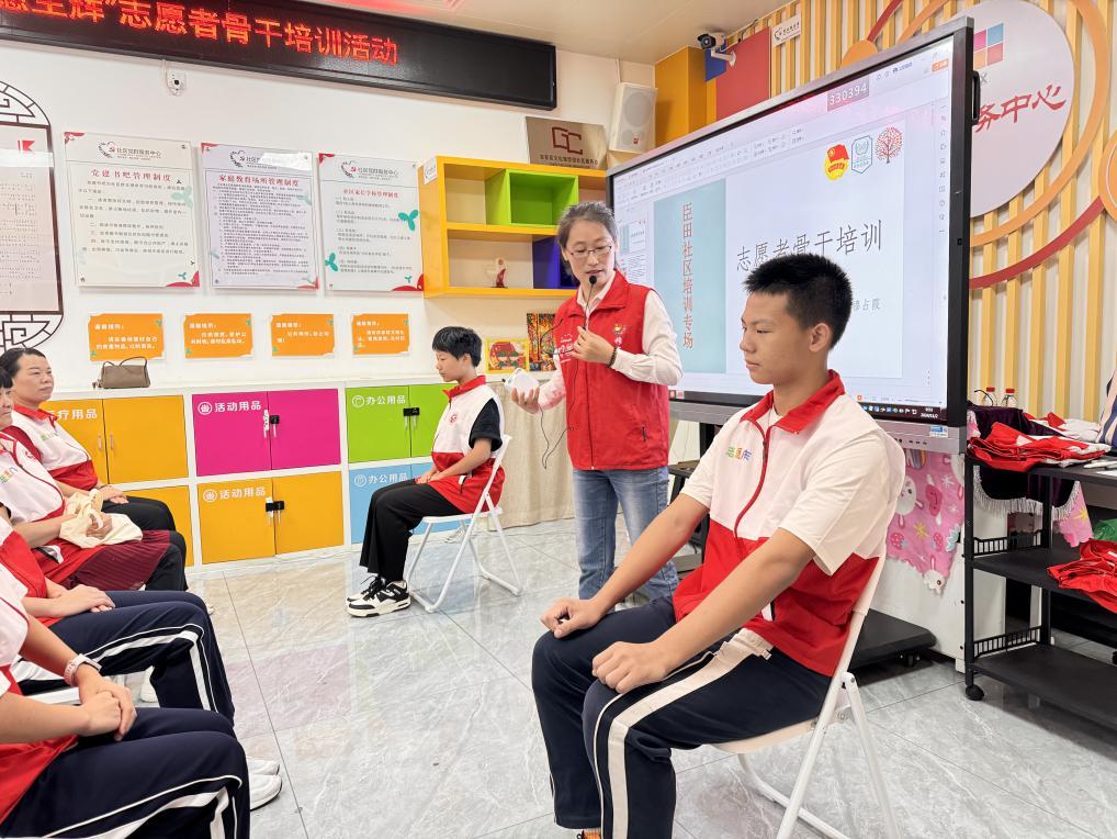 志愿者学习礼仪知识