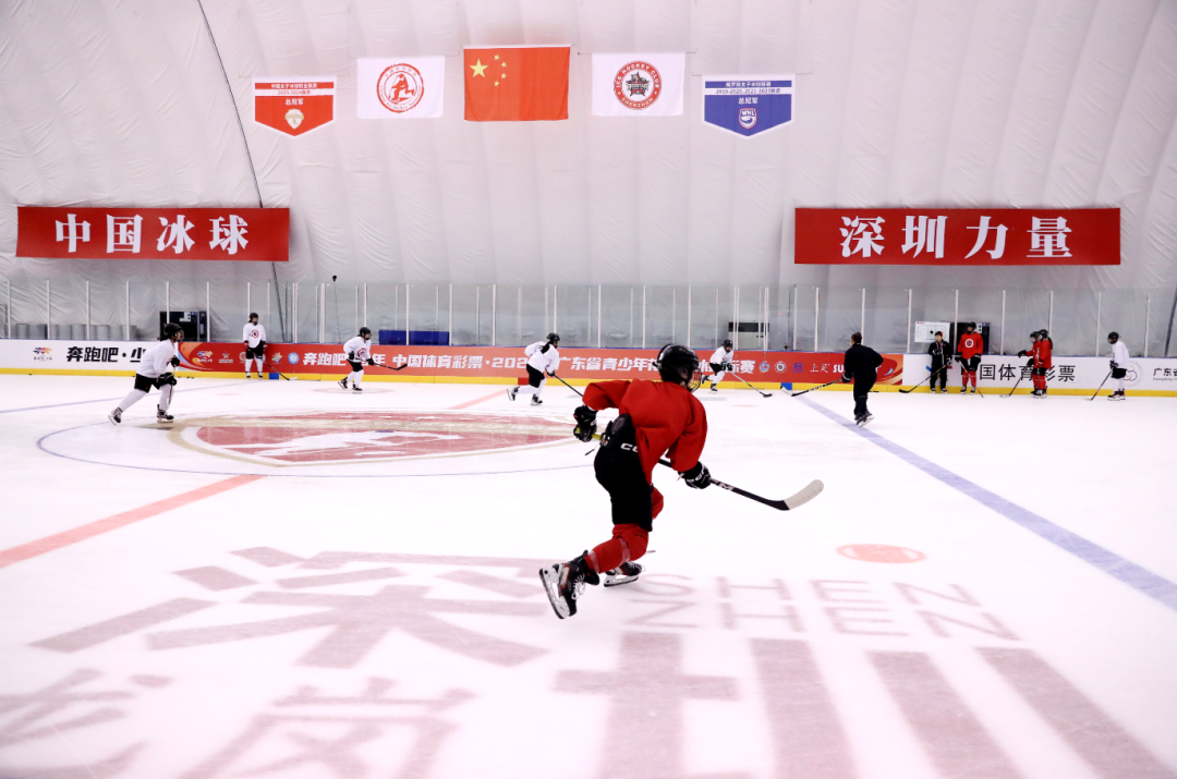 女冰队员正在训练