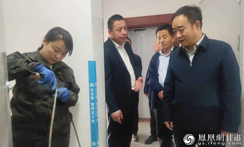 中国广电甘肃公司副总经理杨新林（右一）调研静宁县分公司新建小区工作