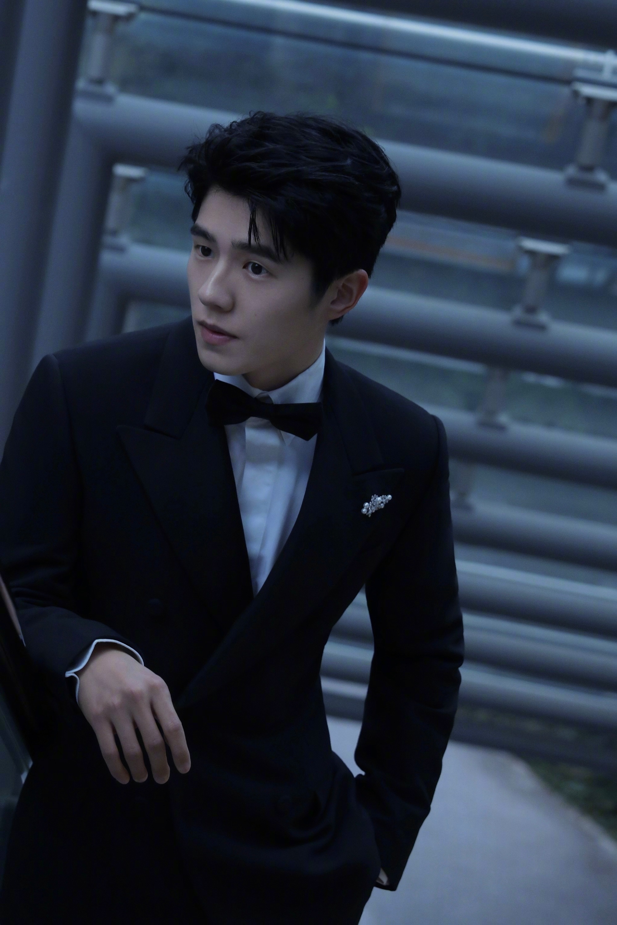 刘昊然西装造型街头大片 清俊优雅的蓝调文艺风