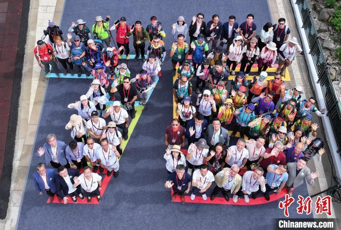 香港特区政府渔农自然护理署2日举办红花岭郊野公园开幕礼暨“发现红花岭郊野公园”远足挑战启动礼。香港特区政府新闻处 供图