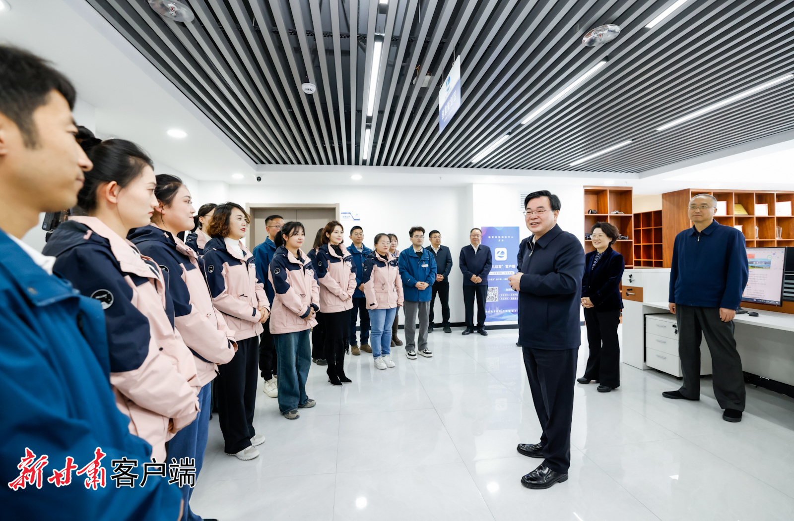 11月7日，在第二十五个中国记者节来临之际，省委书记、省人大常委会主任胡昌升在临夏州融媒体中心看望慰问新闻工作者，代表省委、省政府向全省广大新闻工作者致以节日的美好祝愿和诚挚问候。新甘肃&middot;甘肃日报记者　孟捷