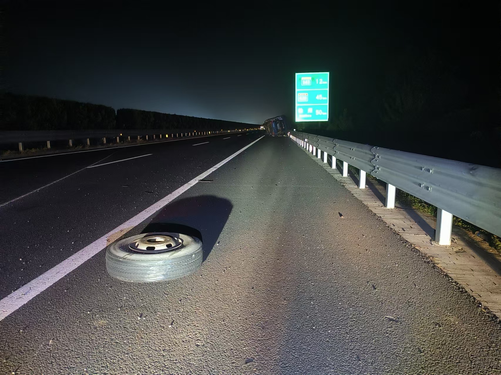 货车严重超载跑高速路侧翻 徐州交警：依法查处