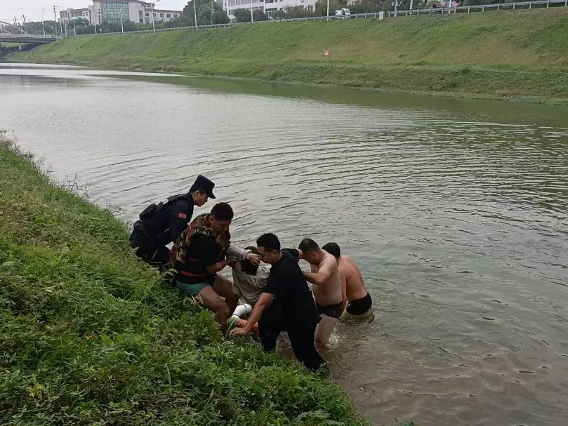 ▲警民合力将男子带到岸边。