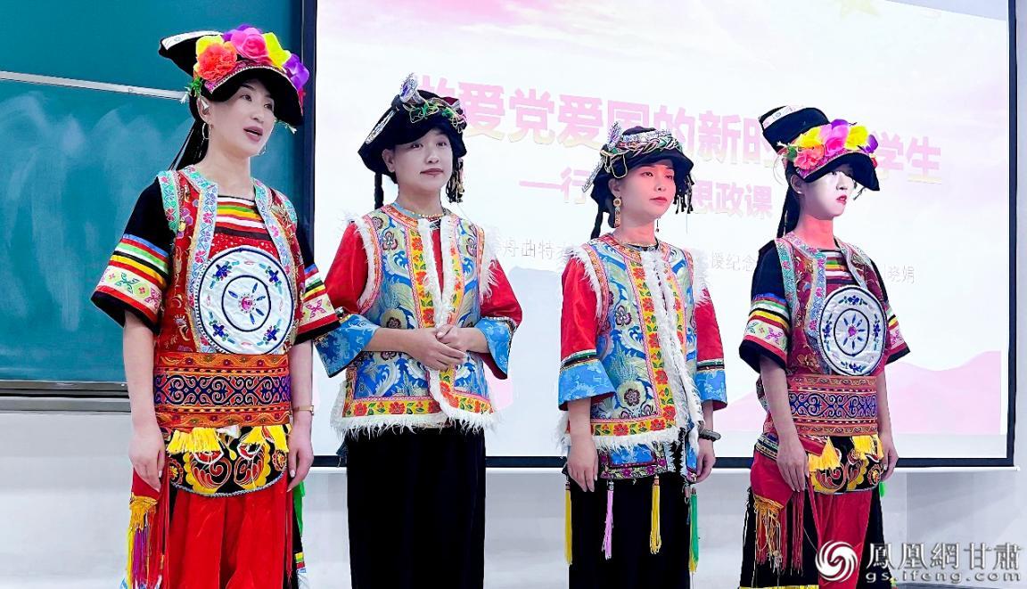 舟曲特大山洪泥石流纪念馆宣讲团成员身着舟曲藏族传统服饰，讲述“8&middot;8”抢险救援悲壮历史。刘娜娜　摄