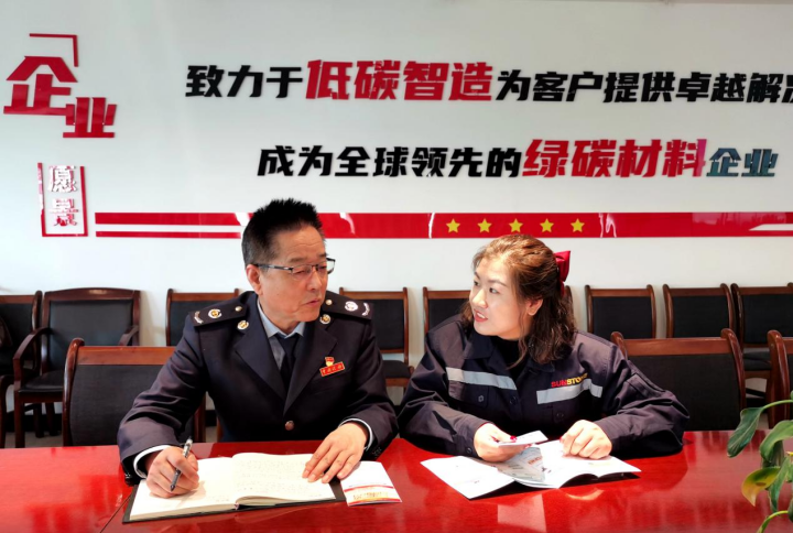 税务人员走访了解高新技术企业研发情况