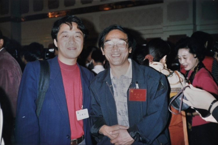 早年在重庆采访参演过央视春晚的演员严顺开(已逝)