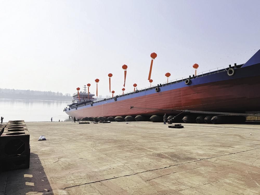 大型散货船“申阳鹏威”轮顺利下水。