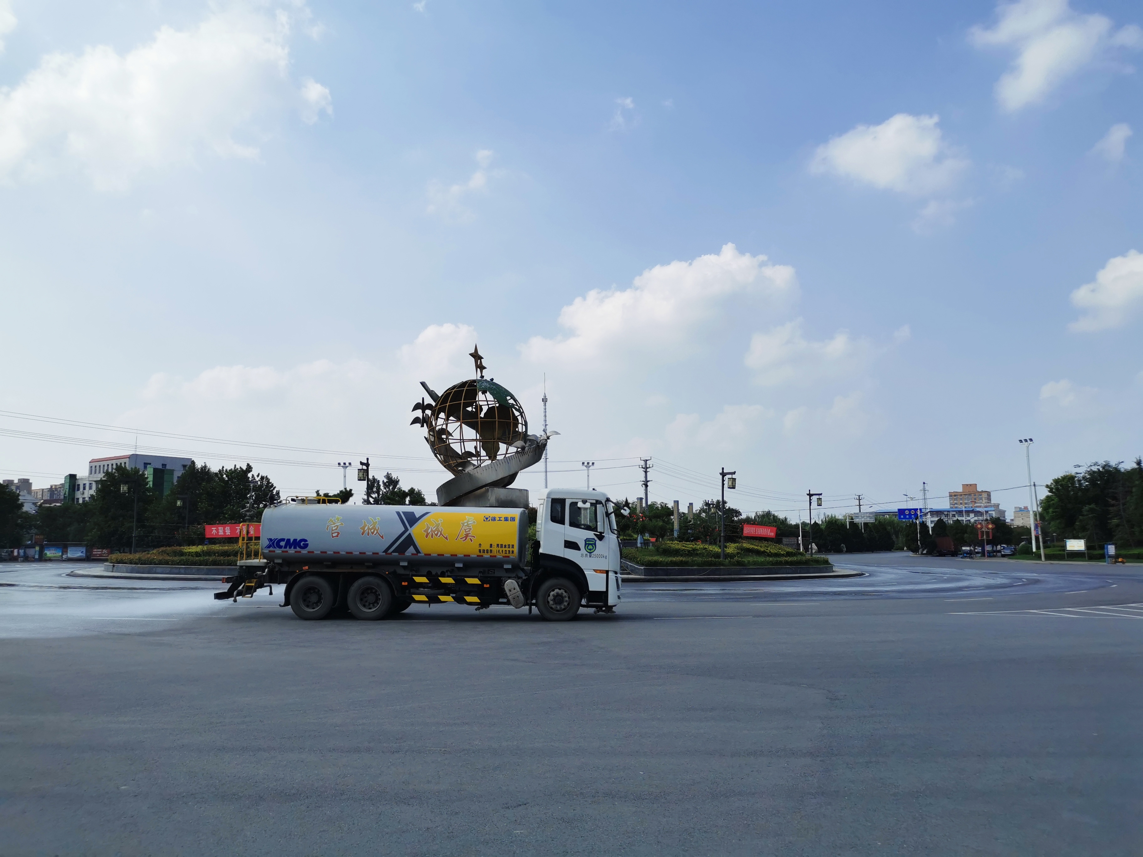 ▲洒水车让路面焕然一新 贾震 摄