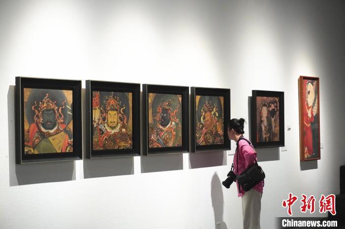 河南郑州：“中国壁画经典艺术全国巡展”吸引观众