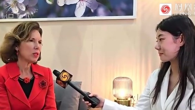 英国驻华大使用流利中文接受凤凰专访，赞进博会规模盛大