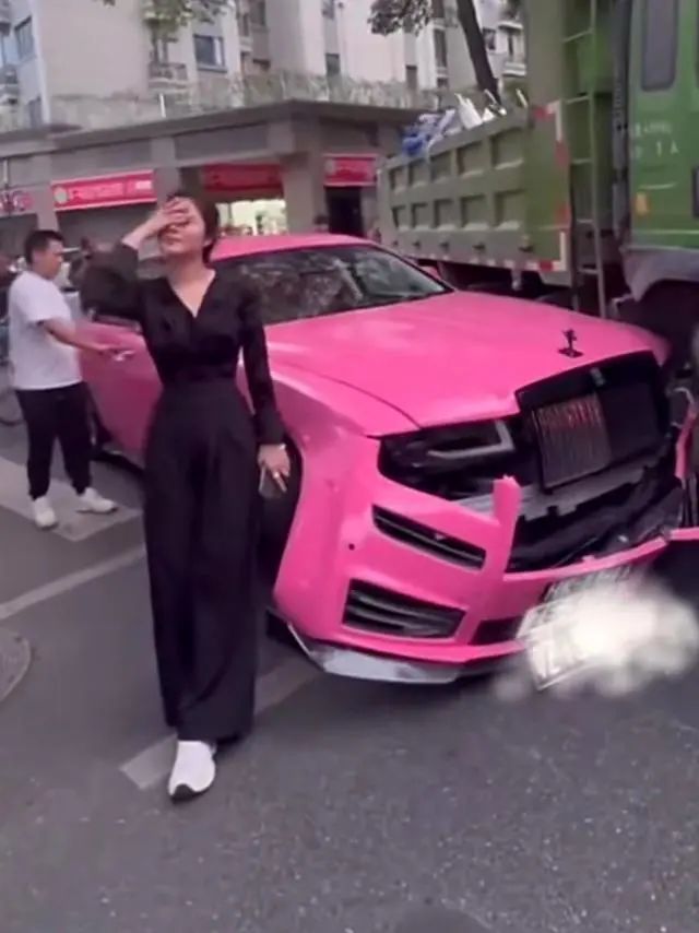 热搜！撞坏劳斯莱斯，货车保险仅100万元！同款车主：定损可能超300万！被撞女车主回应