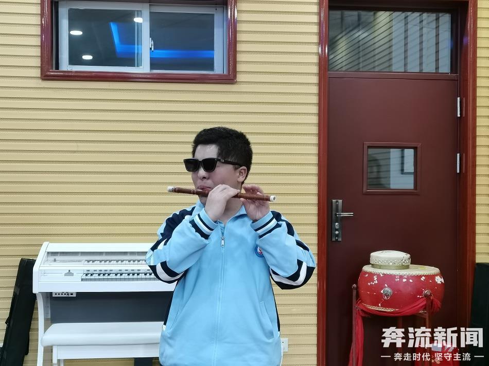 1岁现音乐天赋 农村视障男孩用破损乐器拉出全国大奖