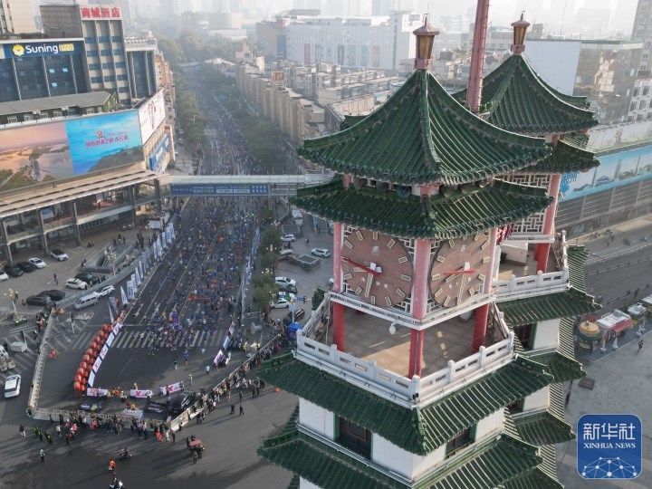 参赛队伍经过二七纪念塔折返点。徐宗福 摄