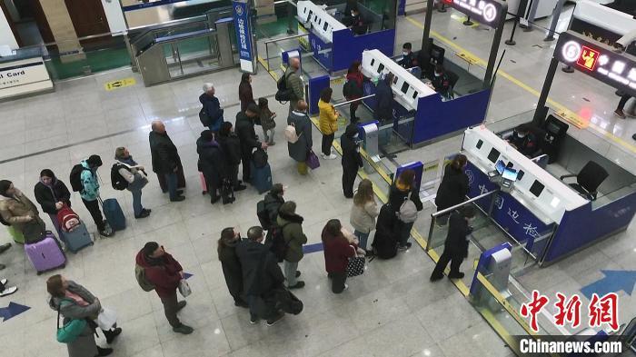 游客在珲春口岸排队通关。 珲春市委宣传部供图