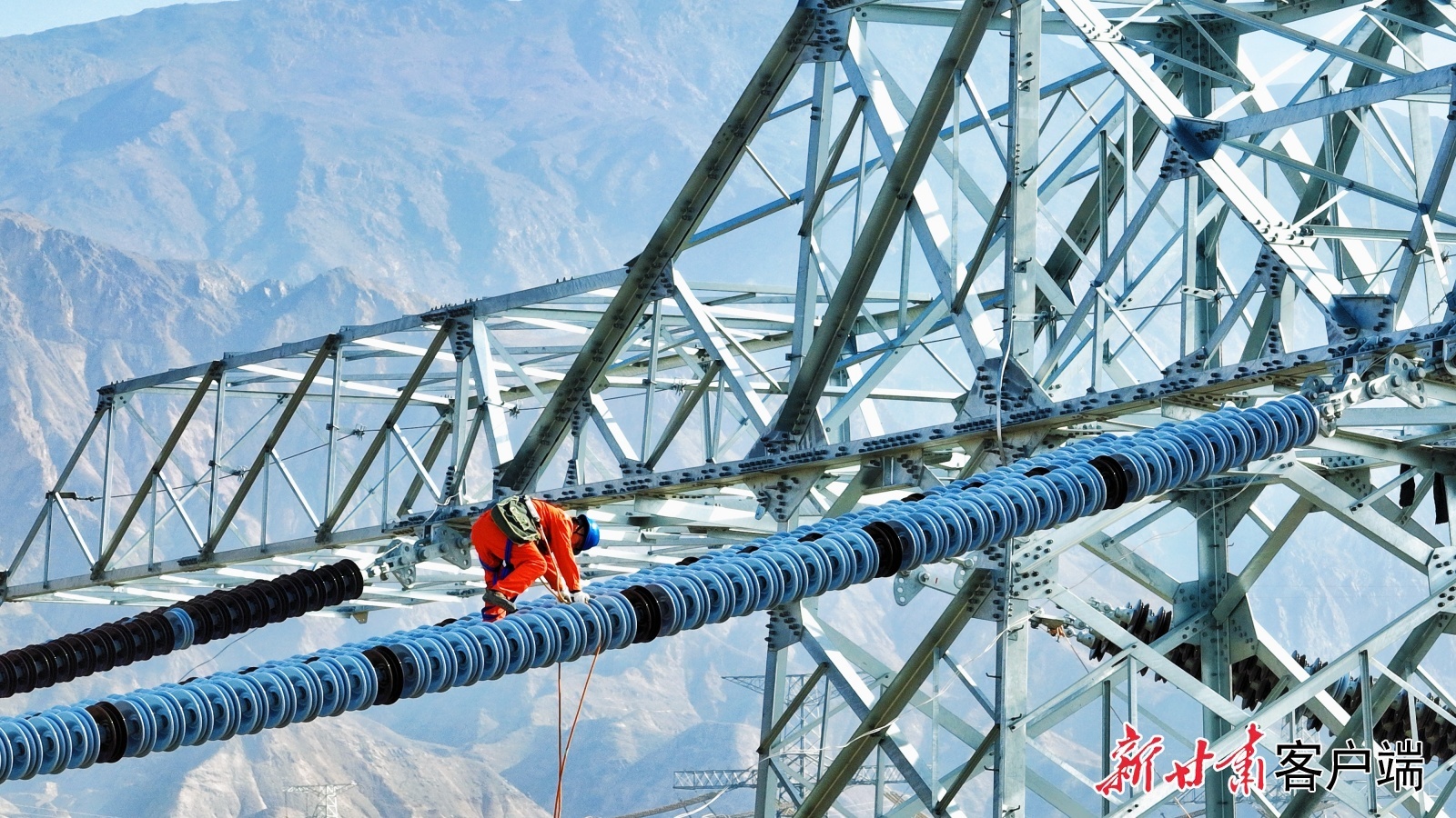 历经攀爬、走线，检修工人成功为输电线路完成“体检”。