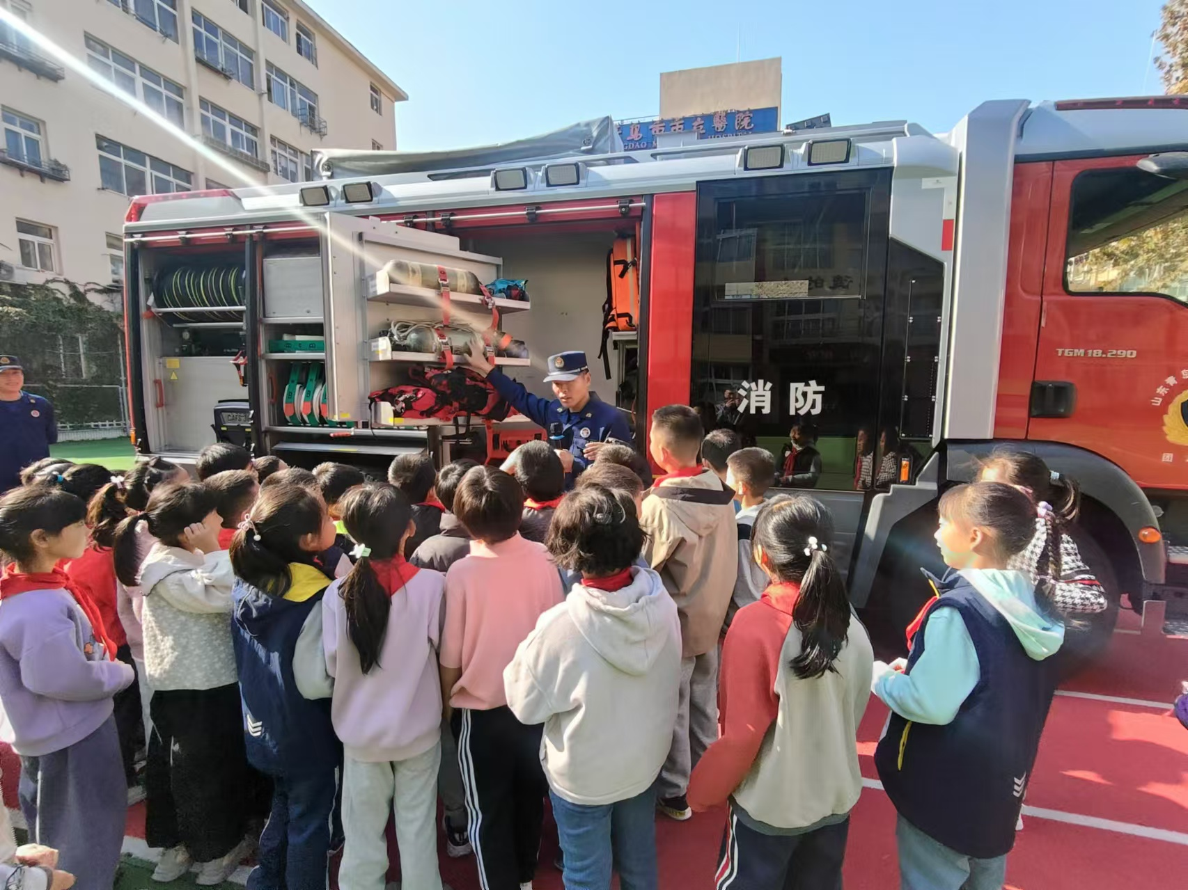 “火焰蓝”守护校园，消防安全润童心！青岛朝城路小学开展消防安全教育活动