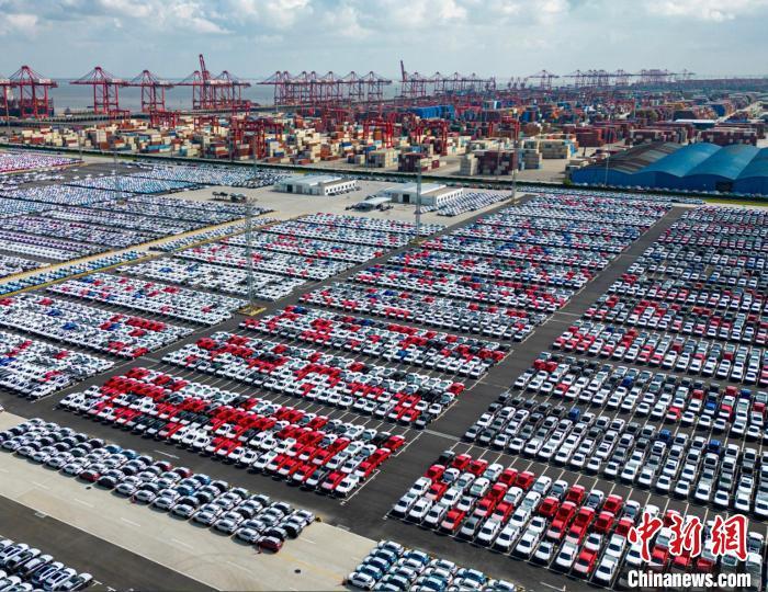 海通(太仓)汽车码头等待出运的新能源汽车。(资料图)太仓海事局供图