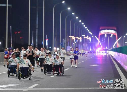 南昌轮椅乐跑团的团友们奔跑在赛道上。