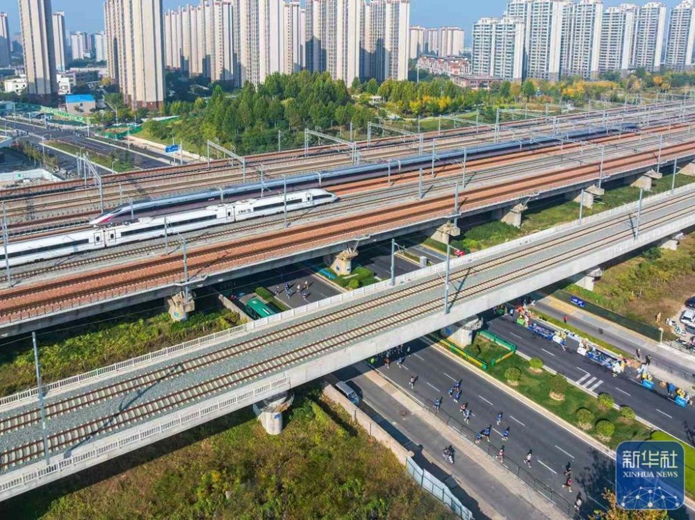 参赛队伍经过平安大道和东三环附近。孙杰 摄