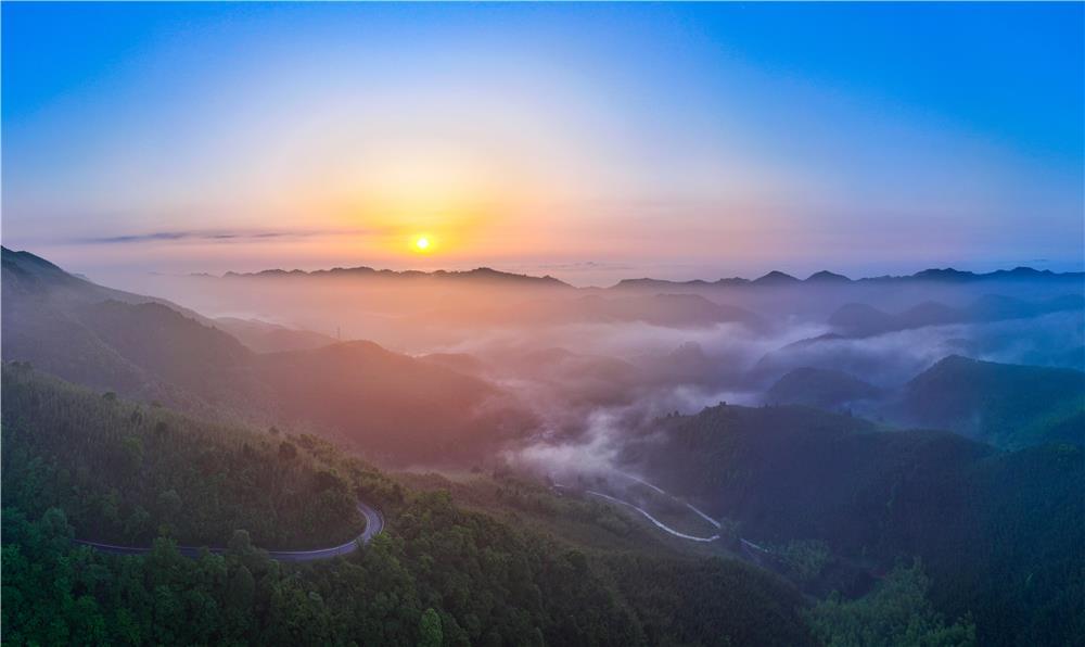 日出而起，远看苍翠竹海景色 梁平区融媒体中心供图