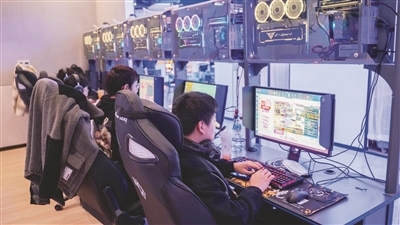 电竞爱好者在电竞馆游玩