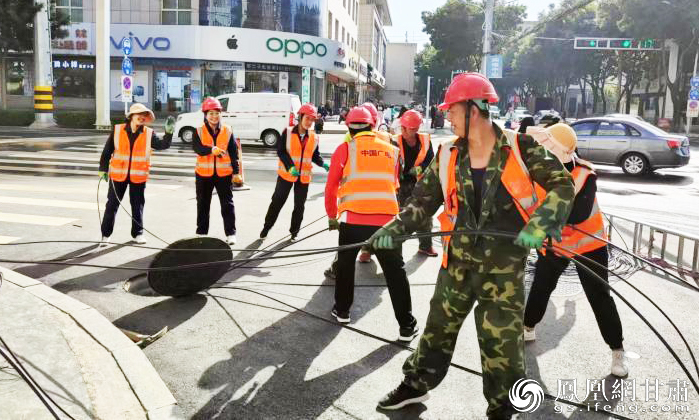 静宁广电网络女子小分队正在实施线缆入地工作