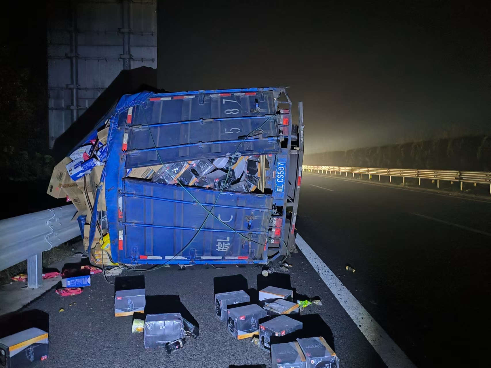 货车严重超载跑高速路侧翻 徐州交警：依法查处