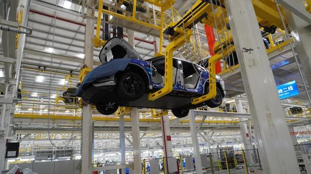这是位于济南新旧动能转换起步区的比亚迪汽车工业园区生产线。新华社发