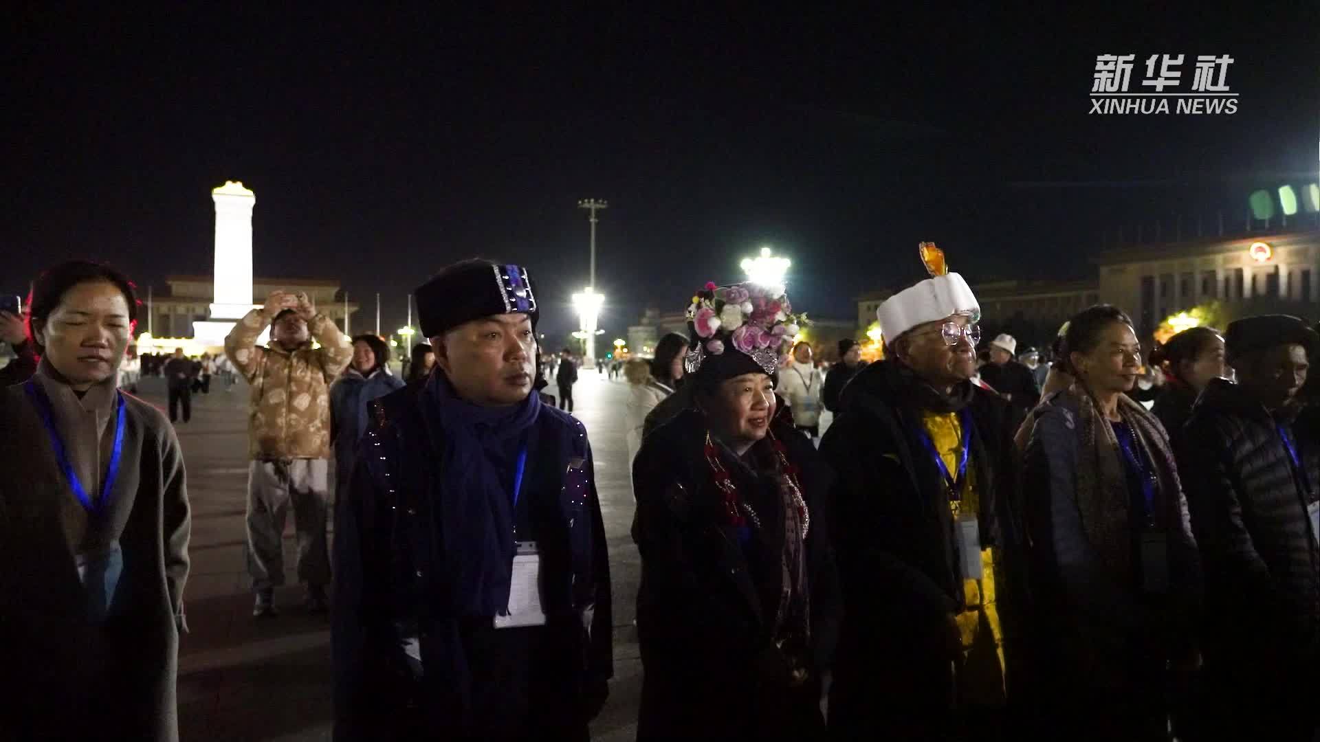 云南普洱民族团结誓词碑盟誓代表后代进京观看升国旗仪式