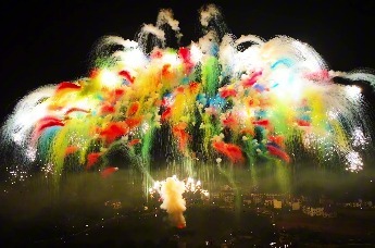 300发加强版彩烟白闪 七彩“祥云”烟花闪耀上栗上空