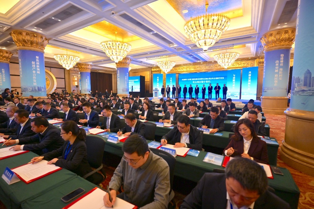 11月8日，央渝同行（涪陵）发展对接活动举行，现场集中签约项目67个，合作协议金额超830亿元。记者 梅耀 摄