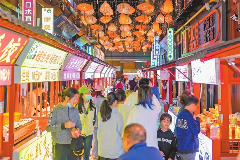 南昌绳金塔历史文化街区人头攒动。 南昌市西湖区委宣传部供图