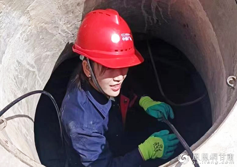 静宁广电网络女子小分队成员正在下井更新线缆入地