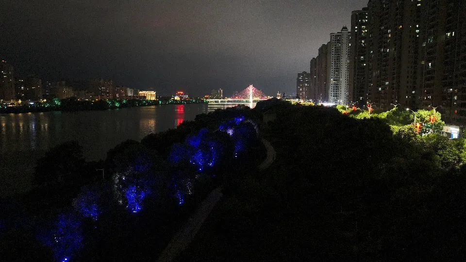 航拍显示信江湿地公园恒大绿洲附近区域漆黑一片，鲜有市民夜间前往休闲散步