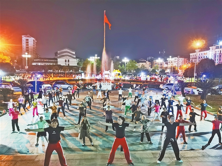 群众在县政府门口跳舞健身。江西日报全媒体记者 洪怀峰摄