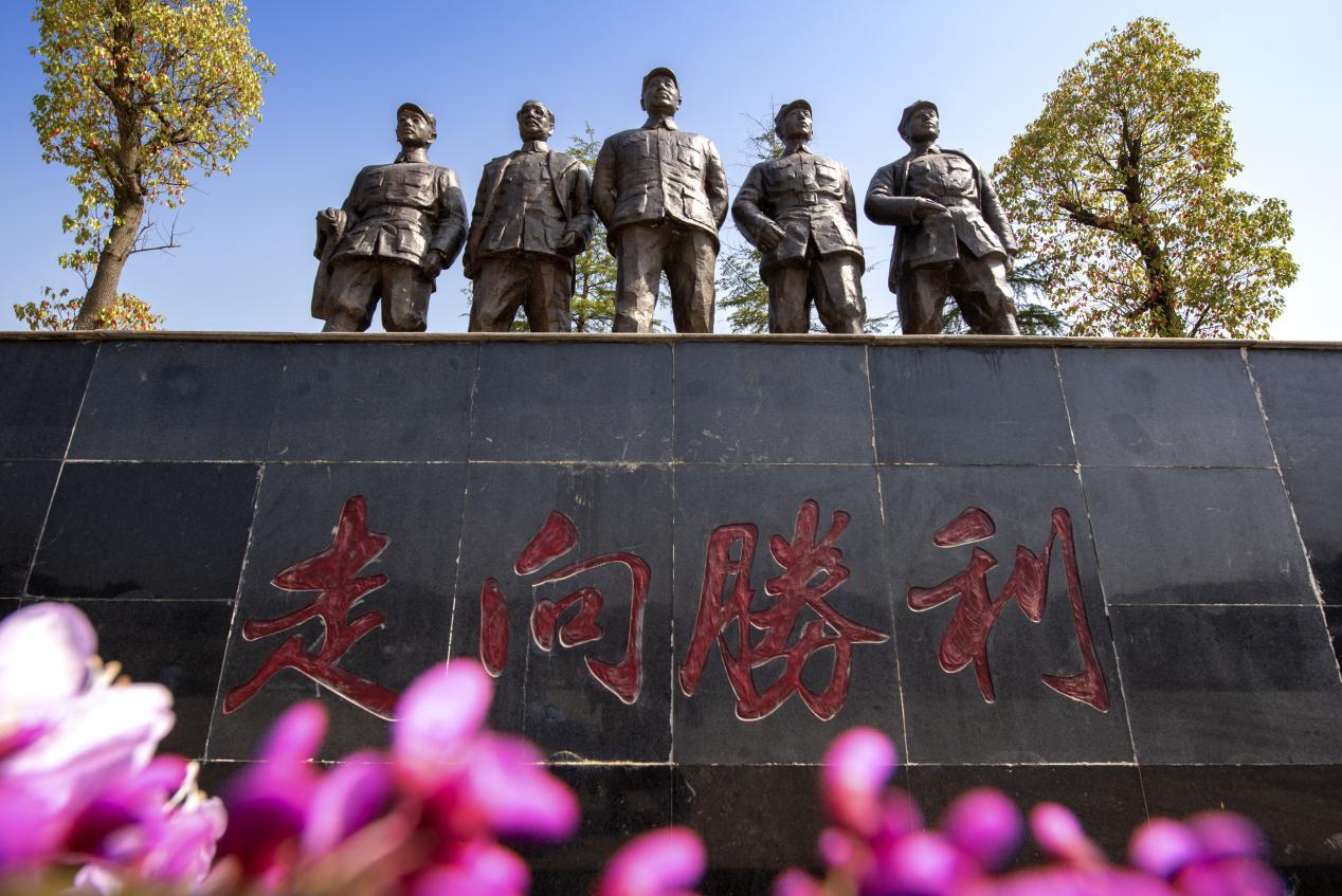 ▲塔卧领导人雕塑