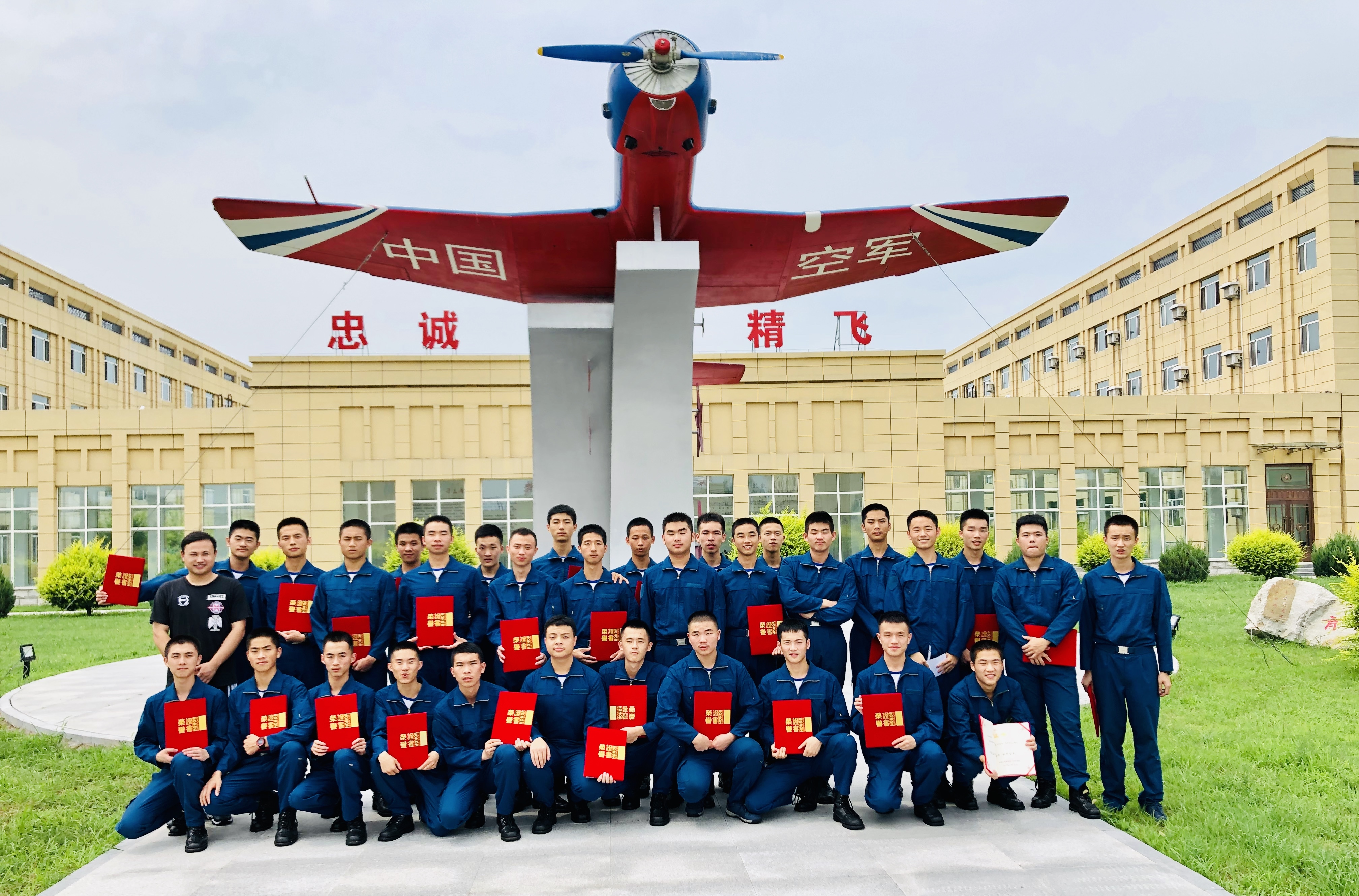 周南中学航空实验班学员赴空军基地体验飞行。图片均由学校提供