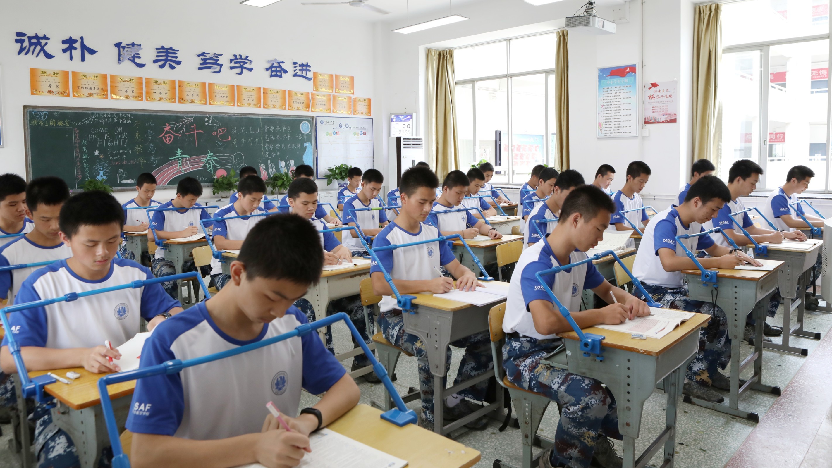 周南中学航空实验班学员在开展文化课程学习。