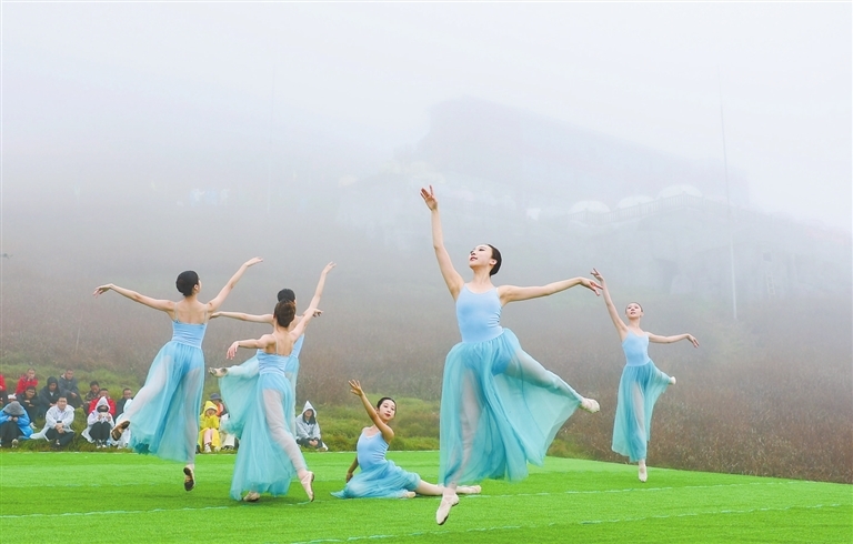 10月27日,上海戏剧学院的舞者们用灵动的舞姿,演绎出《小夜曲》的浪漫与优雅。