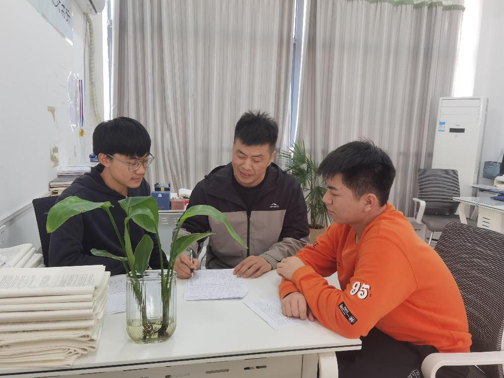 陈辉老师利用课间认真辅导学生。涡阳县委宣传部供图