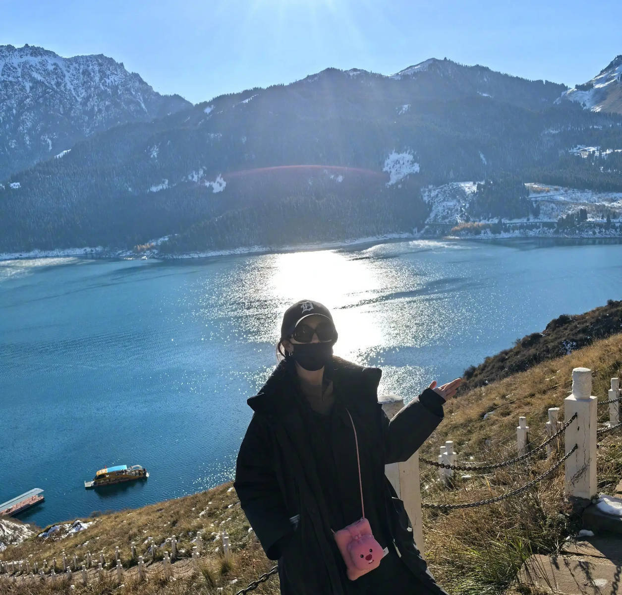 杨幂在洒满阳光的湖边惬意享受旅行。