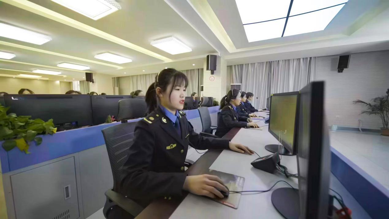 ▲虞城县数字化城市管理监督指挥中心坐席员正在受理工单 贾震 摄