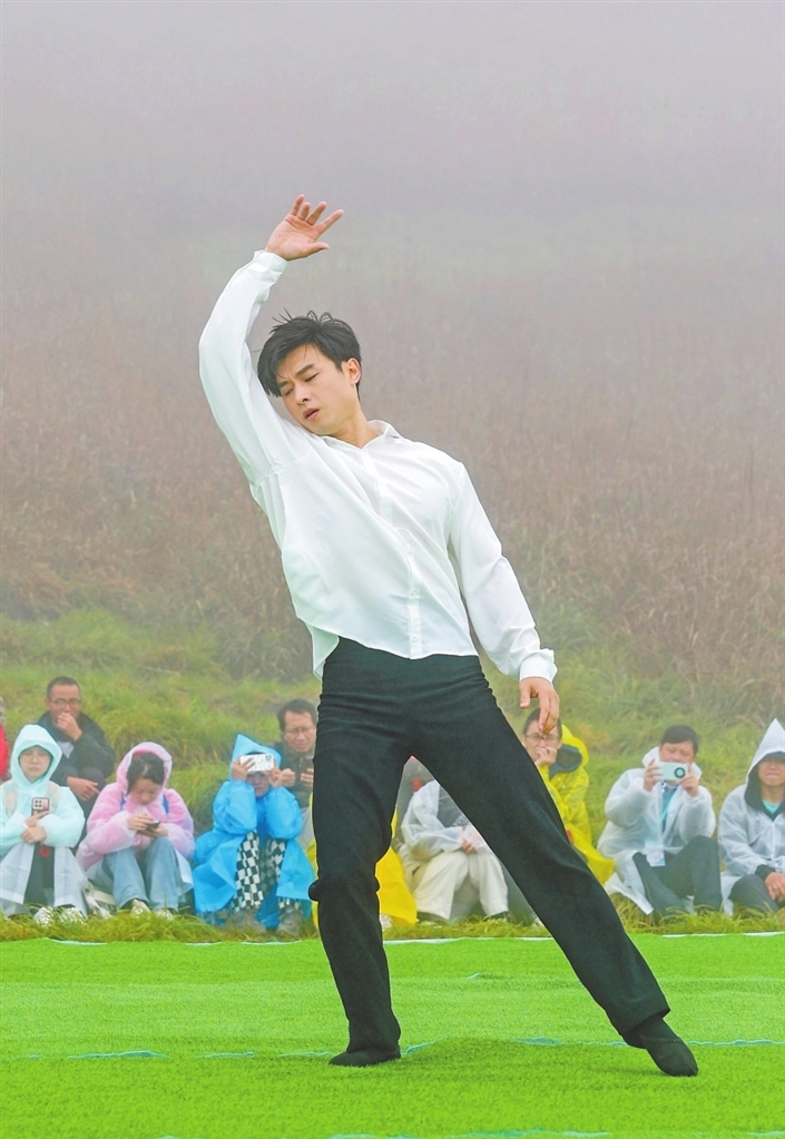 国家一级演员、江西籍舞者周兆晖用他的独舞《风之语》,表达对家乡绿水青山的深深热爱。