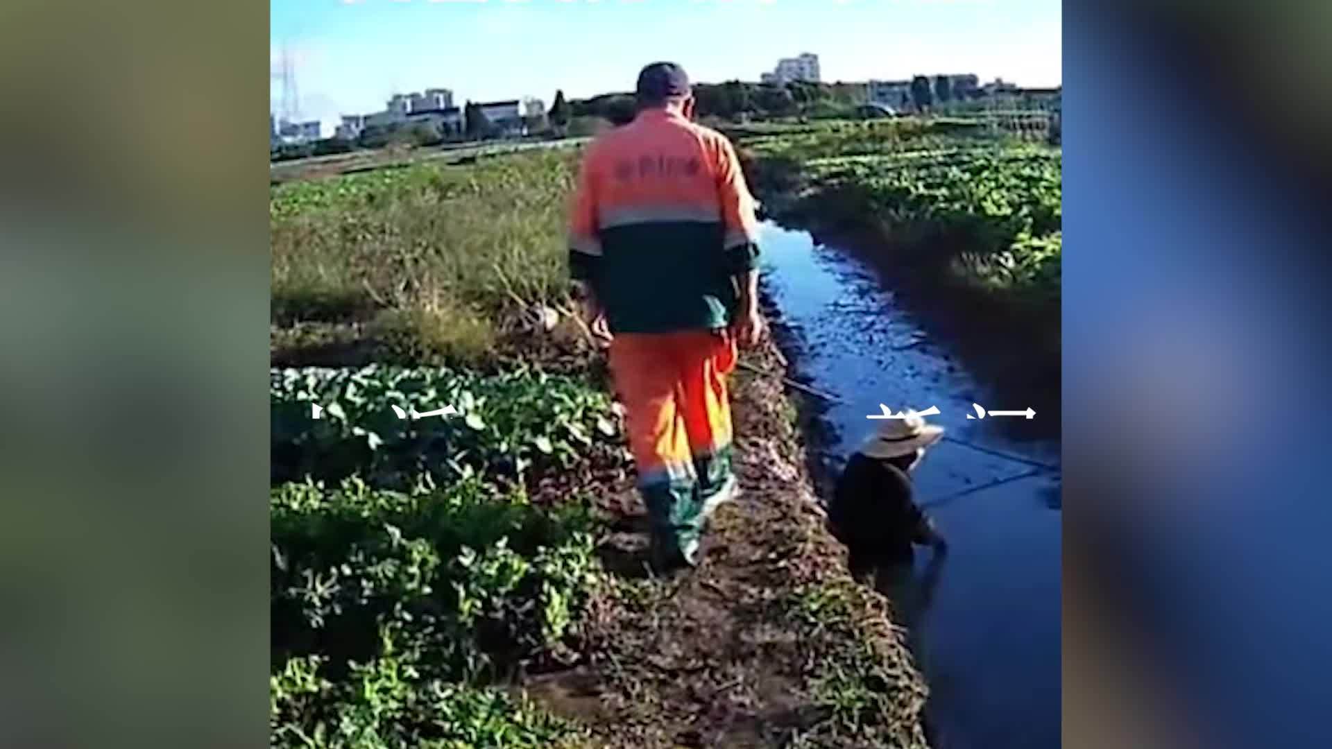 九旬老人掉入沟渠深陷淤泥，民警果断徒手挖泥，救援后满身“黝黑”