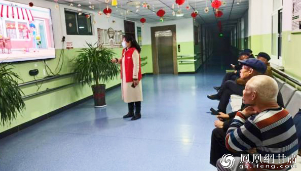 静宁广电网络女子小分队成员为养老院老人讲解电视节目内容